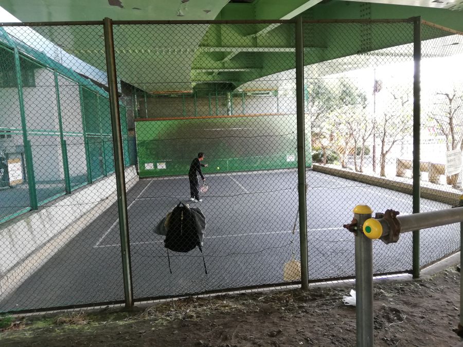 宮本台緑地　テニスの壁打ち