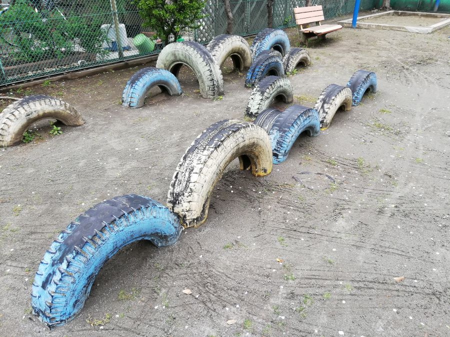 前河原児童公園　タイヤの遊具